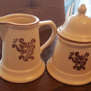 𝅺Pfaltzgraff Village 1970s Ceramic Creamer & Sugar Bowl with Lid Set - RETIRED!